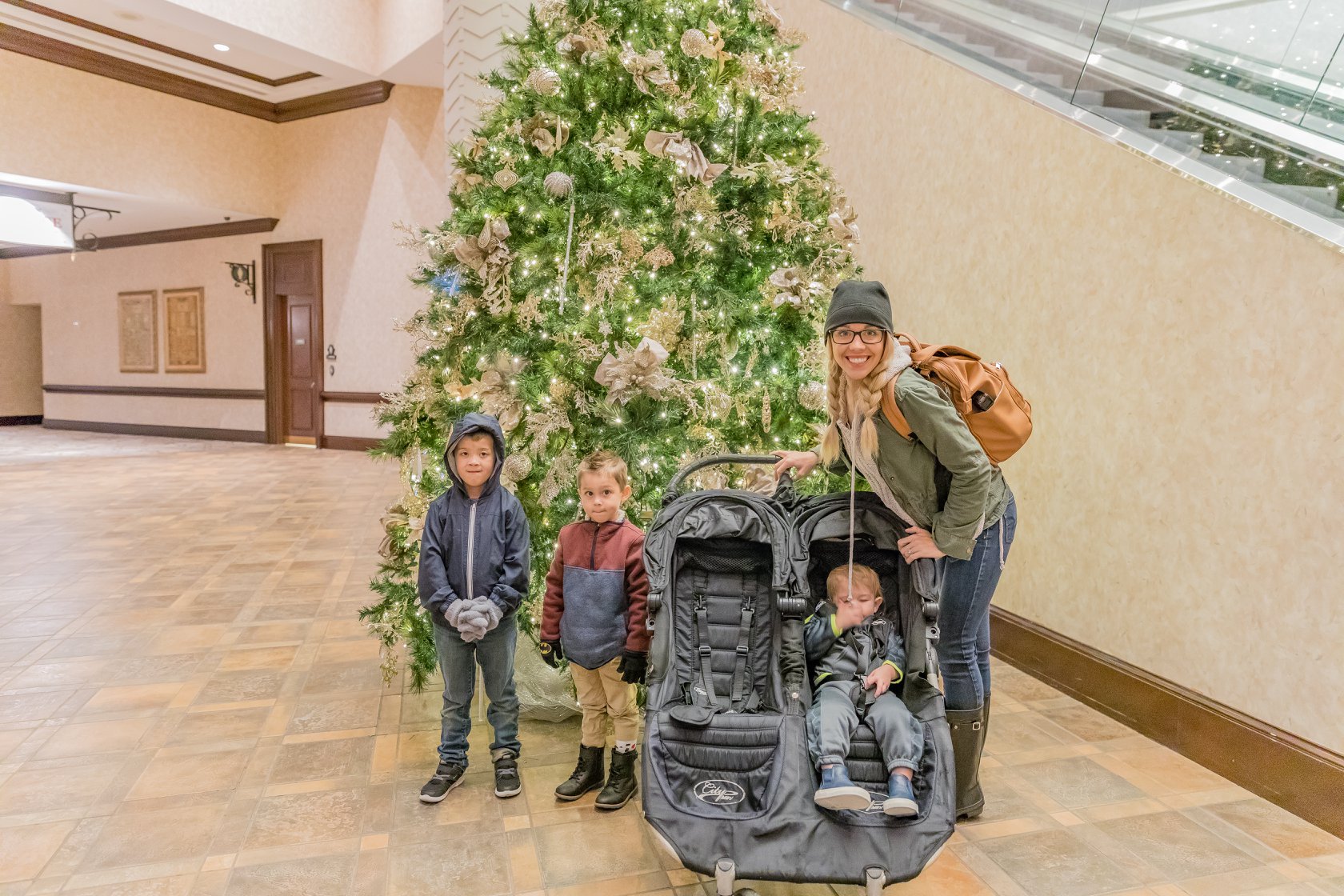 Gift Guide Tickets to Gaylor Palms ICE Everything you should know before going to ICE at Gaylord Palms!!! ICE! 2018 A Christmas Story Where to see Snow in Florida #gaylordpalmsice #icegaylord #gaylordpalms