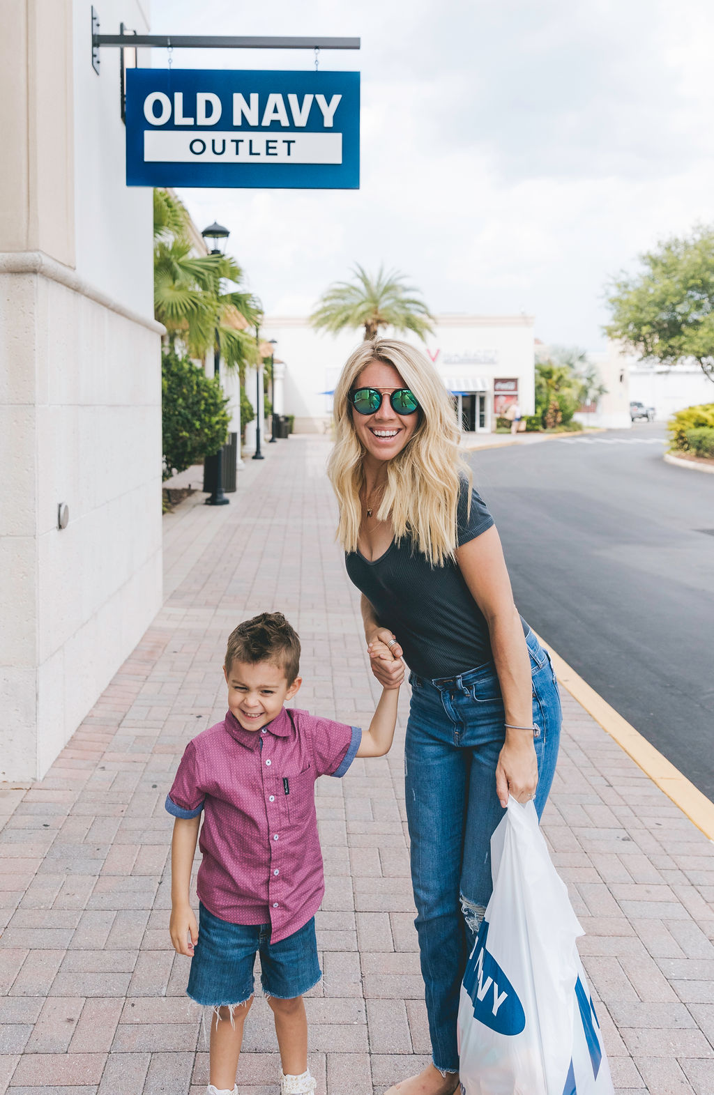 Cheap clothes for kids and mom in Orlando!! Orlando Premium Outlets! Orlando Outlet shopping!! Budget family clothes kids summer styles #summerstyle #momclothes #cheapmomclothes #kidsclothescheap #shoppingwithkids #orlandoshopping #orlandooutlets