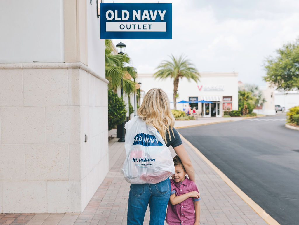 Cheap clothes for kids and mom in Orlando!! Orlando Premium Outlets! Orlando Outlet shopping!! Budget family clothes kids summer styles #summerstyle #momclothes #cheapmomclothes #kidsclothescheap #shoppingwithkids #orlandoshopping #orlandooutlets